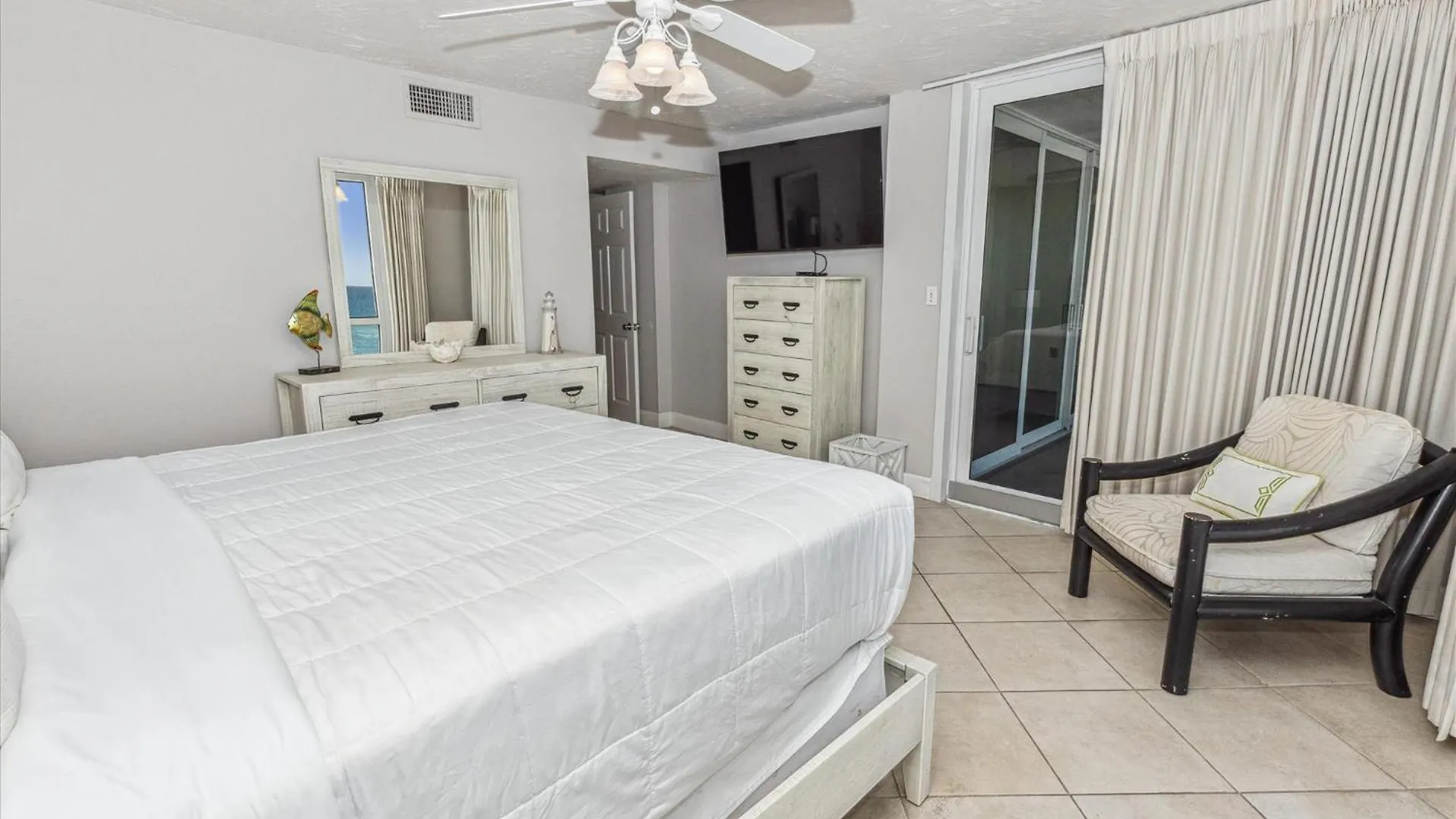 Shoreline Towers 1063- By Holiday Isle Properties Destin Apartment